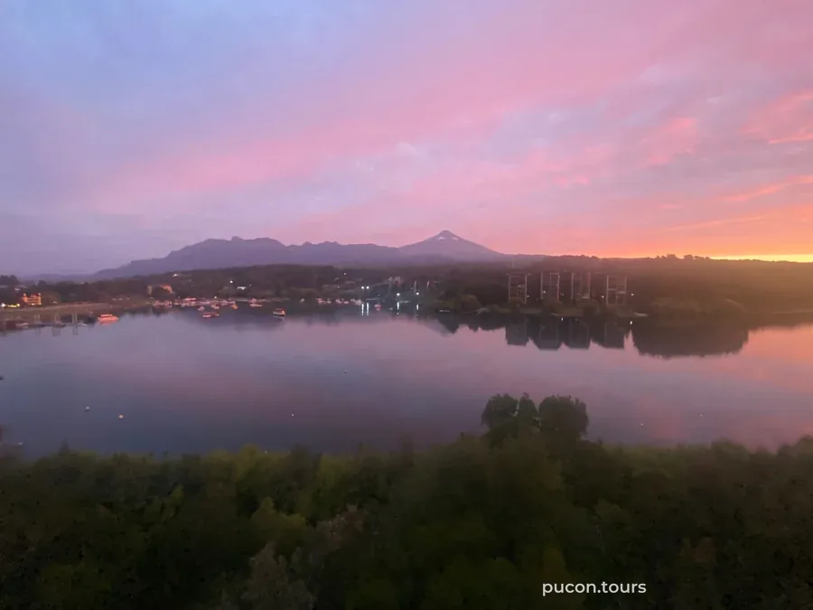 Atardecer rosado sobre el lago Villarrica, en Pucón
