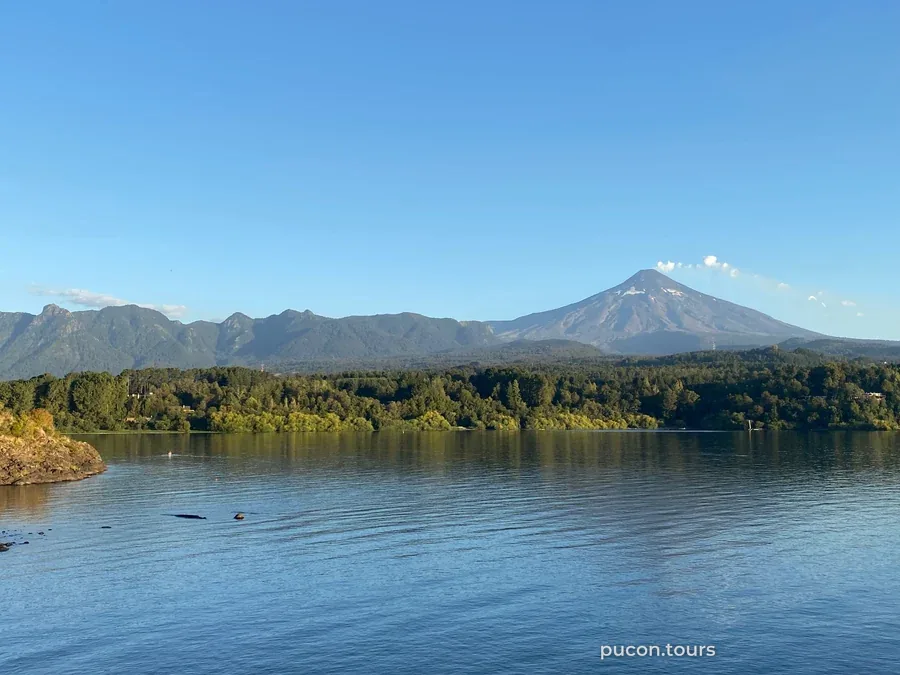 Lago Villarrica en calma con el volcán al fondo, en Pucón