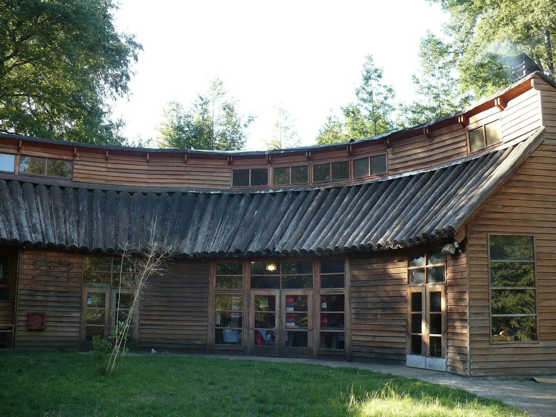 Edificio de madera de la Aldea Intercultural de Curarrehue
